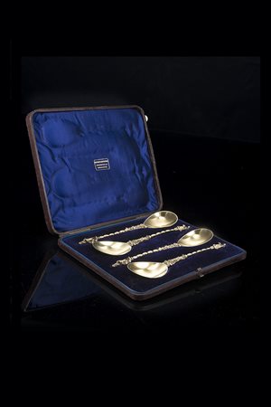 Quattro cucchiai in argento dorato. In custodia (g 150 ca.)-ENA set of four...