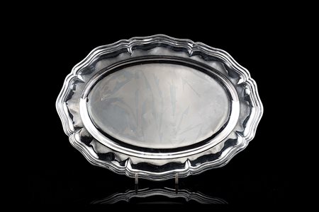 Vassoio di forma ovale in argento con bordo mistilineo (d. cm 47,5) (g 1100...