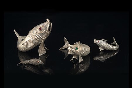 Gruppo di quattro pesci con corpi movibili in argento (cm 24);(cm 18); (cm...