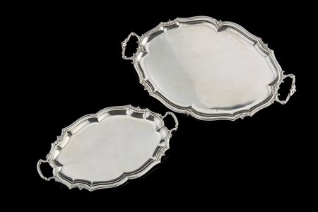 Lotto composto da due vassoi in argento a due manici, di forma ovale...