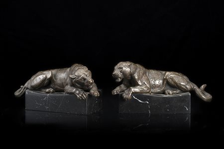 Artista dell'inizio del secolo XX "Pantere" coppia di sculture in bronzo...