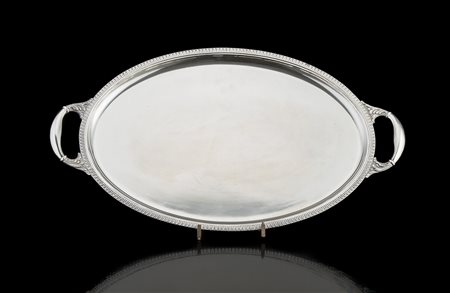 Vassoio in argento a due manici di forma ovale con fondo liscio e bordura a...