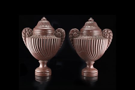 Coppia di vasi biansati con coperchio in marmo rosso. Corpo a spirale e basi...