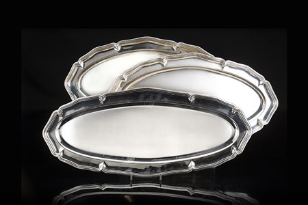 Lotto di tre pescere in argento di forma ovale sagomata con bordura modanata....