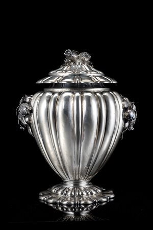 Grande vaso con coperchio, in argento, con corpo di forma globulare sagomato...