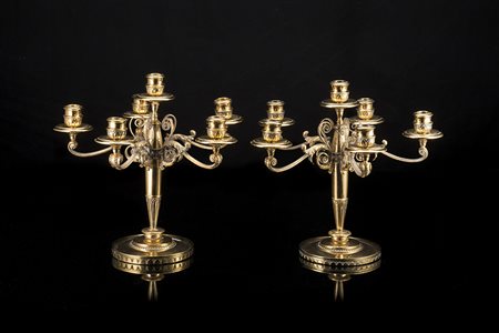 Coppia di candelabri in argento dorato a sei fiamme, con base circolare e...