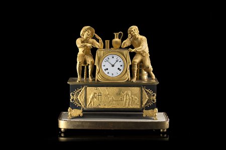 ANONIMO Pendola in bronzo dorato decorata con scena di giocatori di carte con...