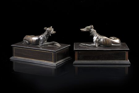 Coppia di sculture raffiguranti Greyhounds poggianti su basi in legno...