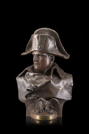 Grande busto in bronzo di Napoleone I imperatore, effigiato con feluca e...