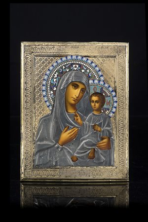 Icona raffigurante Madonna con bambino. Riza in argento e vermeille con...