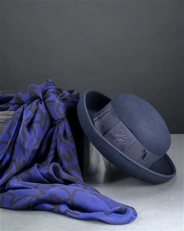 JIMMY CHOO e LES COPAINSLotto composto da un cappello in feltro blu e una...