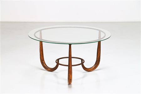 ANONIMO Tavolino tondo in rarme battuto e piano in vetro, anni 50. -. Cm...