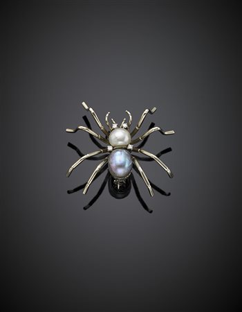 Broche a guisa di ragno in oro bianco con diamanti, perle una bianca e una...