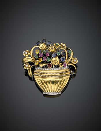 Broche a guisa di vaso con fiori in oro giallo e bianco rifinito con...