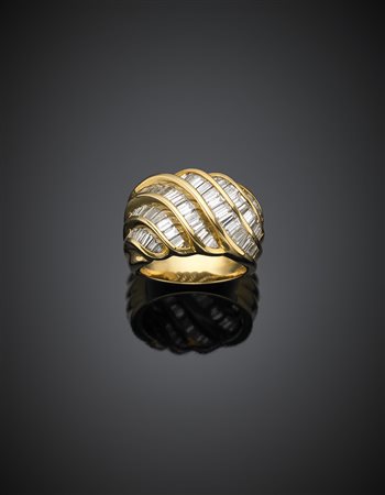 Anello in oro giallo a onde con diamanti a baguette e tapered per complessivi...