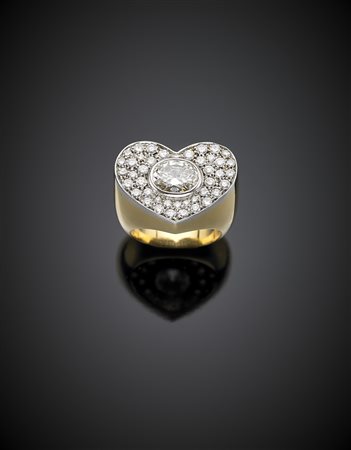 Anello a cuore in oro giallo e bianco con diamante centrale di ct. 1,50 circa...