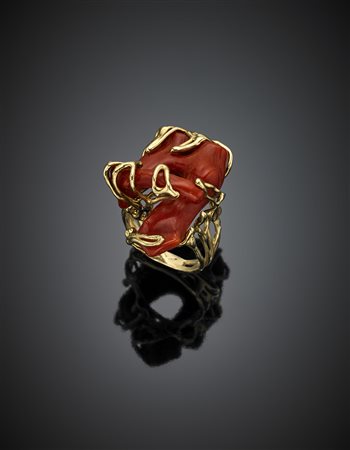 Anello in oro giallo e corallo rosso a rametto, g 15,46 misura 15/55. Marchio...