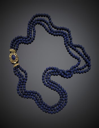 Collana a tre fili in boules di lapislazuli e sodalite con chiusura in oro...