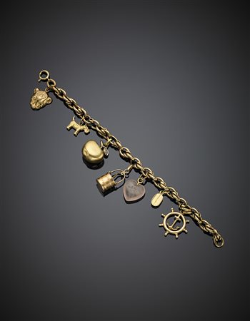 Bracciale a catena in oro giallo con charms di diverse fogge, uno a guisa di...