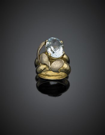 Anello in oro giallo lucido e satinato con acquamarina ovale di ct. 7,63...