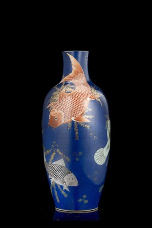 Grande vaso in porcellana a fondo blu decorato con carpe in smalti rosso...