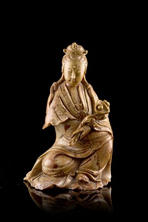 Guanyin in pietra saponaria (mancanze)Cina, secolo XX(h. 14,6 cm.)-ENA...