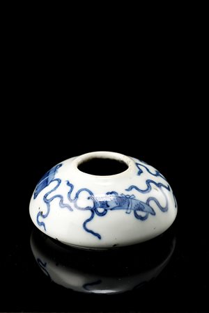Piccola ciotola per acqua in porcellana bianca e blu decorata con oggetti...