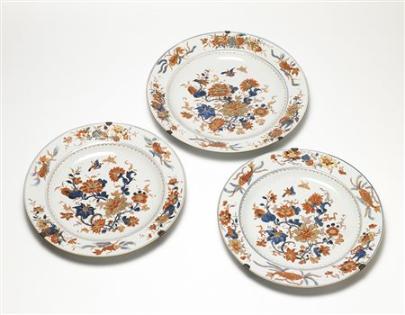 Tre grandi piatti circolari decorati in stile Imari (difetti)Cina, seconda...