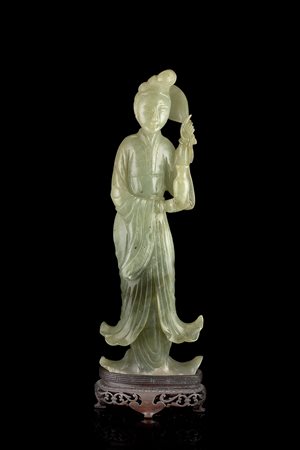 Scultura in giada celadon, raffigurante dama dalle lunghe vesti, con base in...
