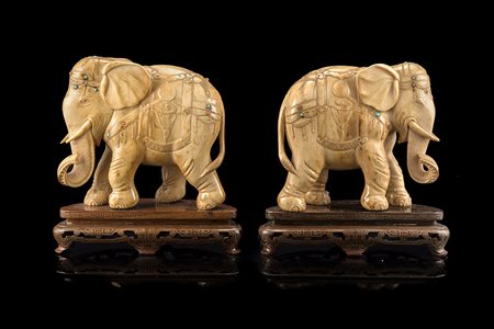 Coppia di elefanti in avorio decorati con pietre dure con basi legnoCina,...
