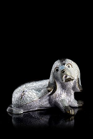 Cane in metallo cloisonné a fondo biancoCina, secolo XX(l. 21 cm.)-ENA...