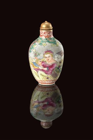 Snuff-bottle in porcellana decorata con figure europee e calligrafia in...