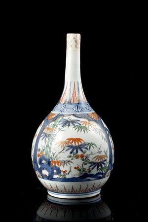 Vaso a bottiglia in porcellana Imari decorato a riserve con bambù e rami...