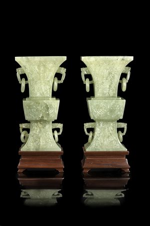 Coppia di vasi in pietra dura dalla forma arcaica, con basi in legnoCina,...