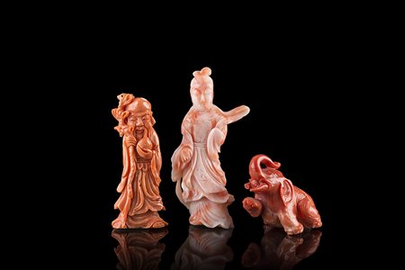 Tre piccole sculture in corallo (difetti)Cina, secolo XX(h. max 8 cm.; peso...