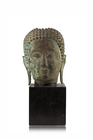 Testa di divinità buddhista in bronzo con base in legno (difetti)Cina,...