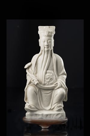 Imperatore in Blanc-de-Chine raffigurato assiso, con scettro ruyi, con base...