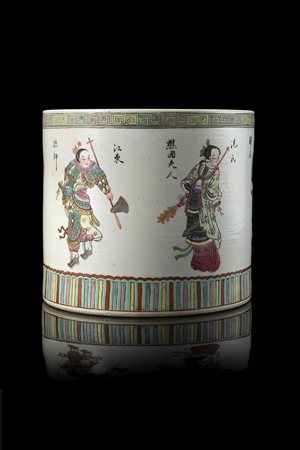 Porta scroll cilindrico decorato in policromia con personaggi tratto dallo Wu...