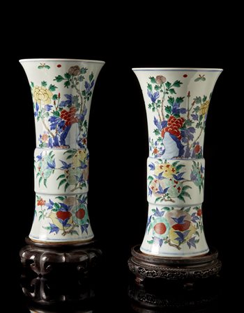 Coppia di vasi a tromba, dalla forma gu, in porcellana wucai decorato con...