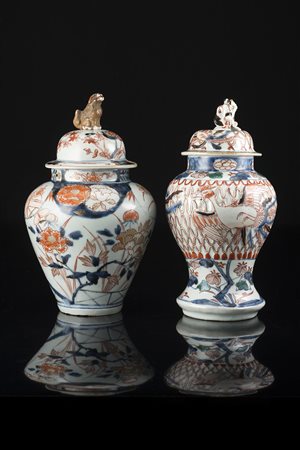 Due vasetti con coperchi in porcellana Imari (difetti)Giappone, secolo XIX(h....