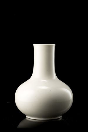 Vaso in porcellana monocroma bianca dal corpo schiacciatoCina, secolo XIX(h....