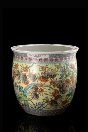 Jardiniere in porcellana policroma decorata con motivi florealiCina, secolo...