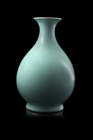 Vaso in porcellana di forma yuhuchunping con invetriatura celeste, alla base...