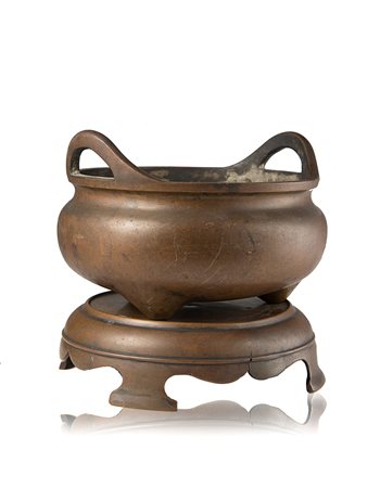 Incensiere in bronzo tripode dalla forma biansata, base in legno (lievi...