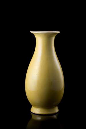 Vaso in porcellana a invetriatura giallaCina, secolo XIX(h. 25 cm.)-ENA...