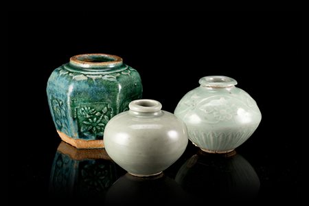 Tre piccoli vasi, di cui due in porcellana celadonCina, secolo XIX(h. max 9...