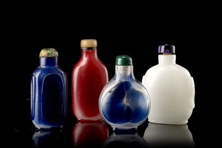 Quattro snuff bottles in vetro a due stratiCina, secolo XIX(h. max. 7...