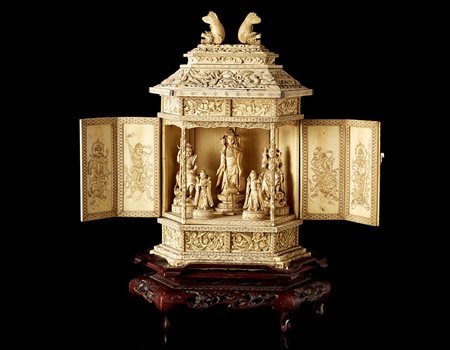 Tempio in avorio contenente sculture di Kannon, guardiani e servitori,...