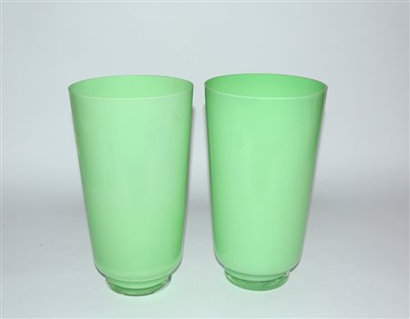 Lotto composto da due vasi a cilindro in vetro verde opacizzato (h cm 30)