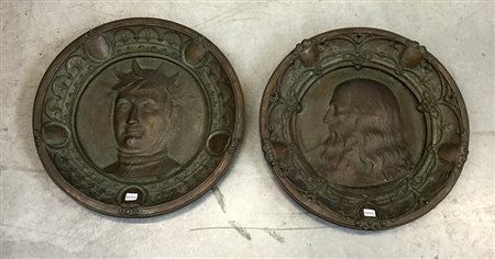 Coppia di piatti da parete in bronzo decorati con l'effige di Dante e di...